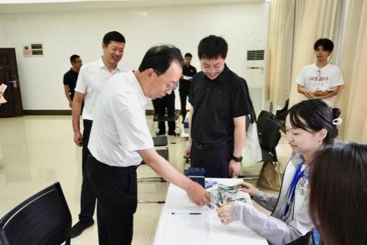 副校长、我们领导与新生代表合影2